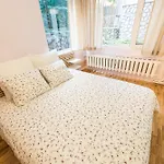 Stylish Apartment, Top Center!