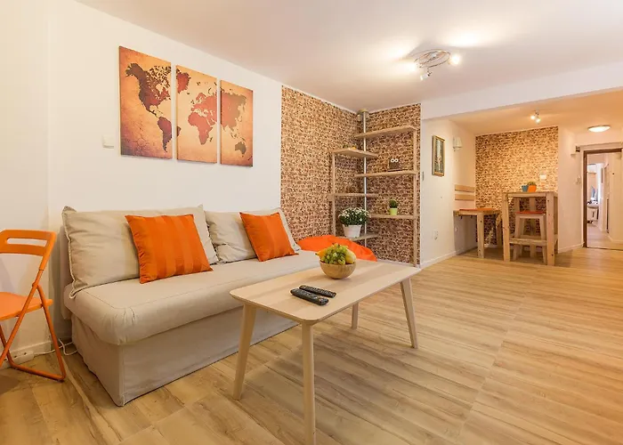 Stylish Apartment, Top Center!